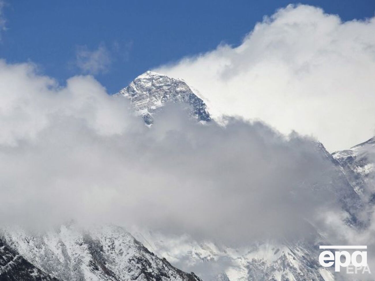 На Эверест восхождения проводят с южной и северной сторон