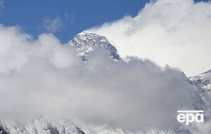На Эверест восхождения проводят с южной и северной сторон