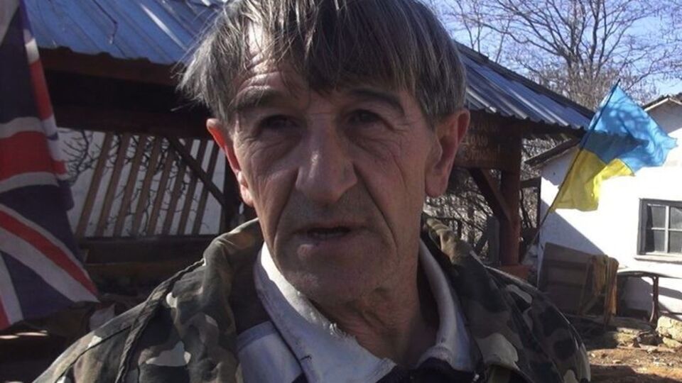 Во дворе Приходько висят флаги Украины и Великобритании