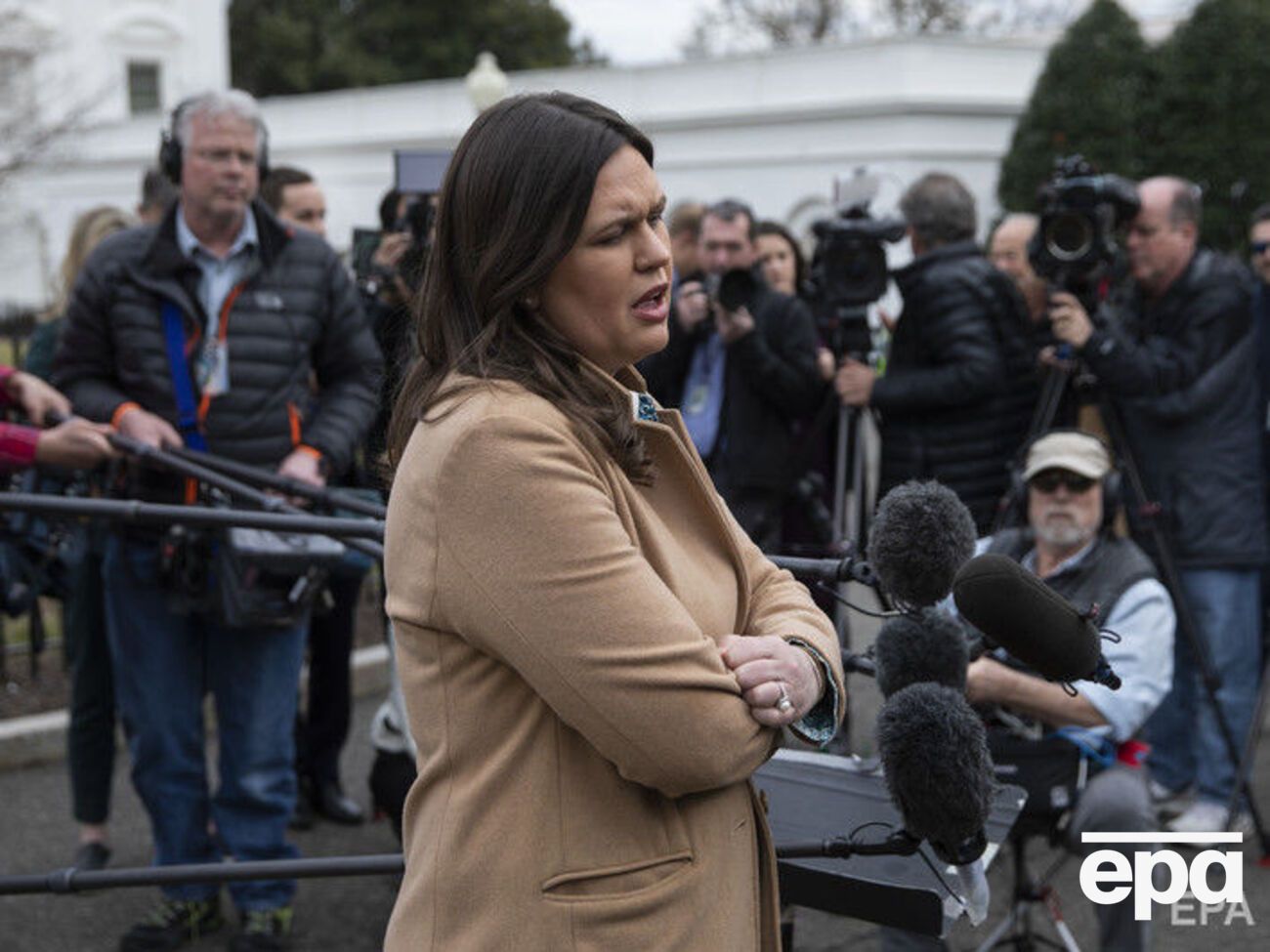 Сандерс відповіла на обмежену кількість запитань спецпрокурора