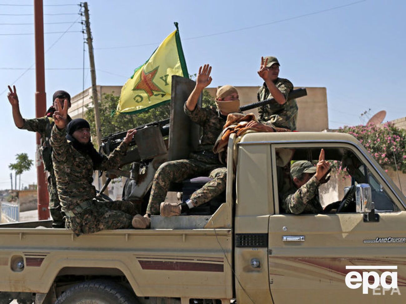 Курдам (на фото) сдались несколько сотен боевиков