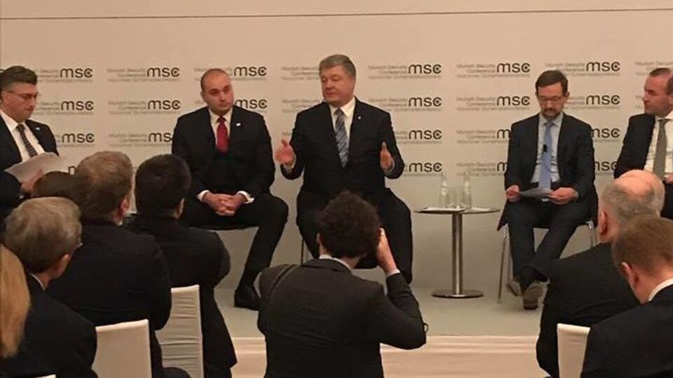 Порошенко: Нам потрібна колективна відповідь на питання, що робити з безпекою