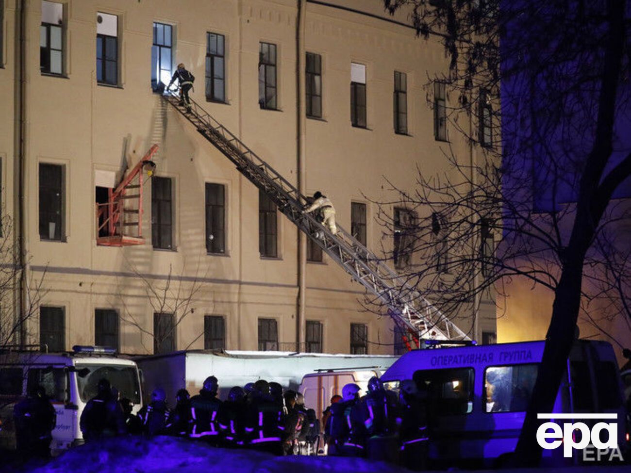 По словам очевидцев, в кабинетах вуза заблокированы люди, в том числе студенты из Китая