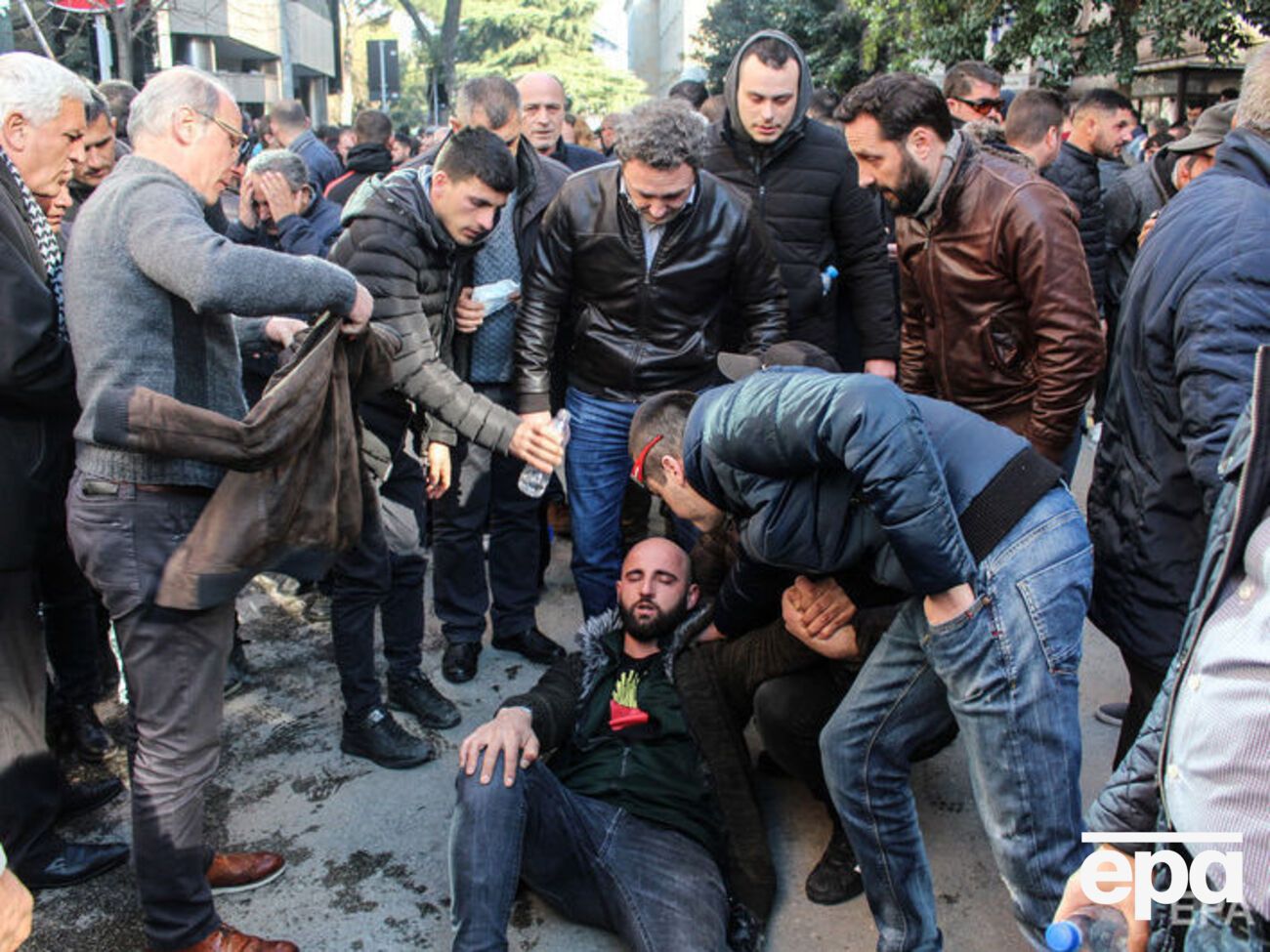 Несколько человек получили ранения, когда полиция применила слезоточивый газ, чтобы оттеснить протестующих