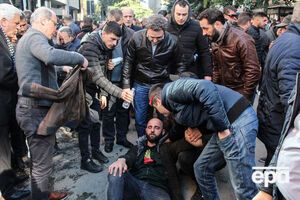 Несколько человек получили ранения, когда полиция применила слезоточивый газ, чтобы оттеснить протестующих