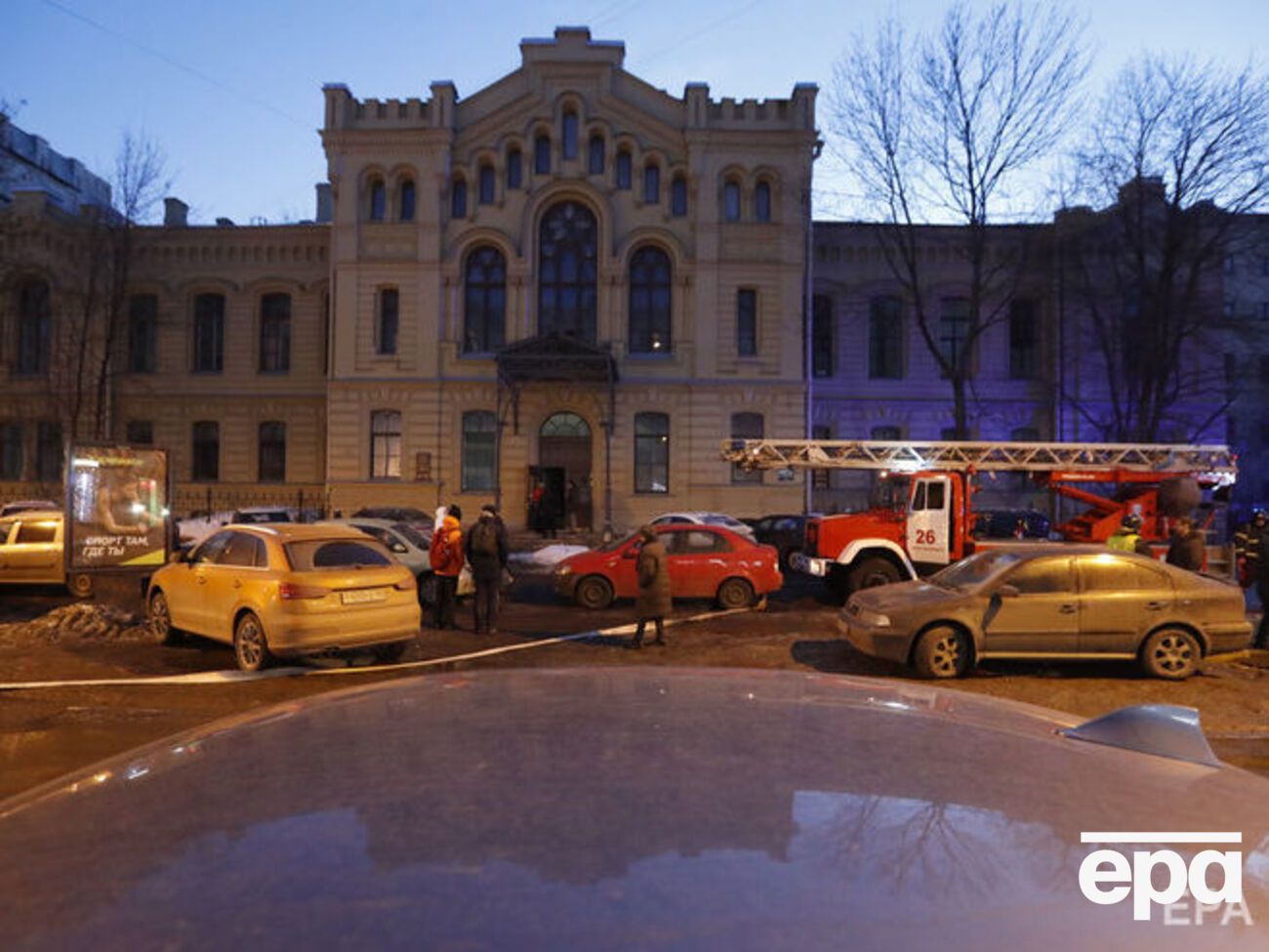 Причиной обвала перекрытий в здании могло стать неправильное складирование рабочими стройматериалов