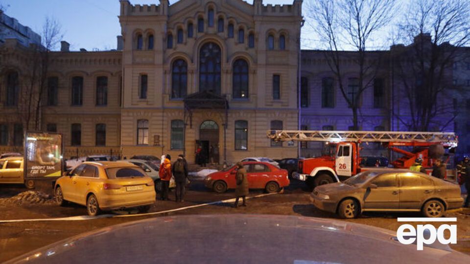 Причиной обвала перекрытий в здании могло стать неправильное складирование рабочими стройматериалов