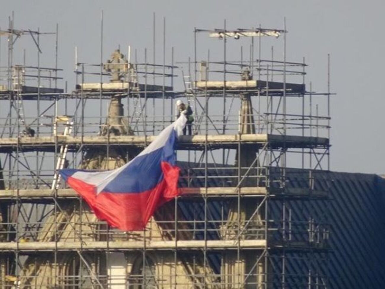 Настоятель Солсберійського собору назвав появу російського прапора на будівельних конструкціях навколо храму "видатною дурістю"