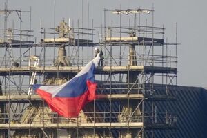 Настоятель Солсберійського собору назвав появу російського прапора на будівельних конструкціях навколо храму "видатною дурістю"