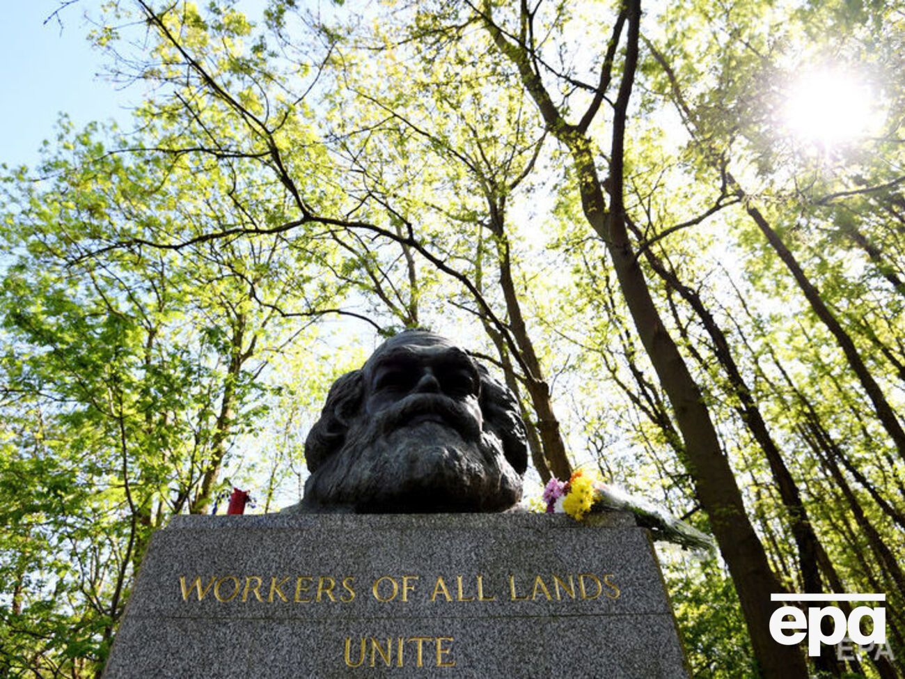 Могила Карла Маркса на лондонском кладбище Хайгейт