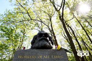 Могила Карла Маркса на лондонском кладбище Хайгейт