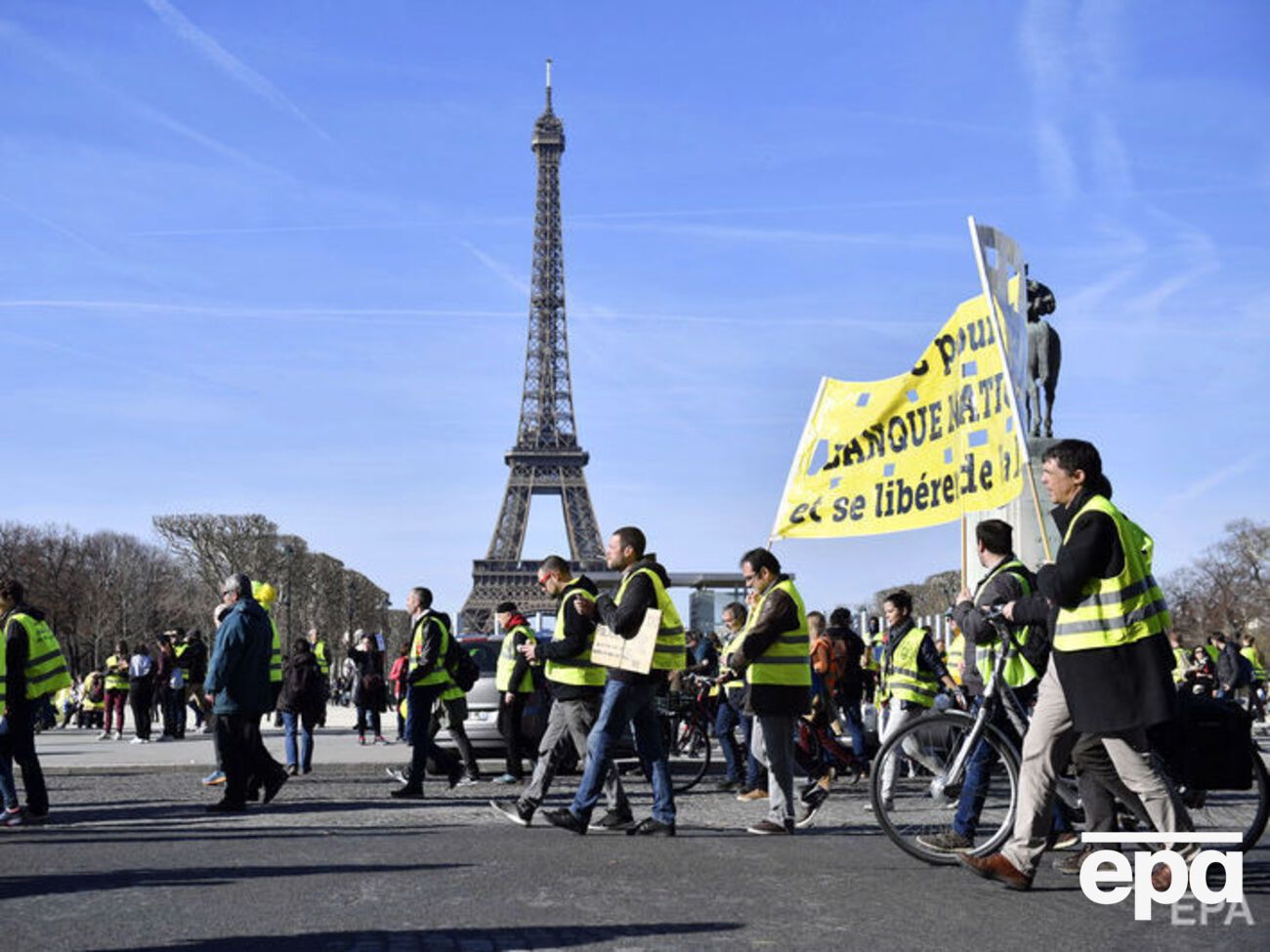 Протестующие требуют "остановить полицейский произвол", снизить налоги и повысить социальные выплаты