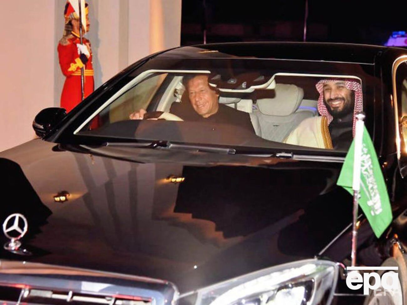 Прем'єр-міністр Пакистану Імран Хан (ліворуч) особисто віз спадкоємного принца Саудівської Аравії Мухаммеда ібн Салмана