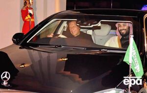 Прем'єр-міністр Пакистану Імран Хан (ліворуч) особисто віз спадкоємного принца Саудівської Аравії Мухаммеда ібн Салмана