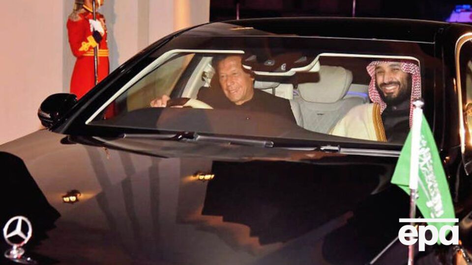 Прем'єр-міністр Пакистану Імран Хан (ліворуч) особисто віз спадкоємного принца Саудівської Аравії Мухаммеда ібн Салмана