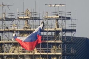 Триколор провисел на строительных лесах вокруг собора не менее часа