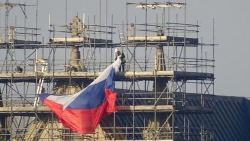 Триколор провисів на будівельному риштуванні навколо собору не менше ніж годину