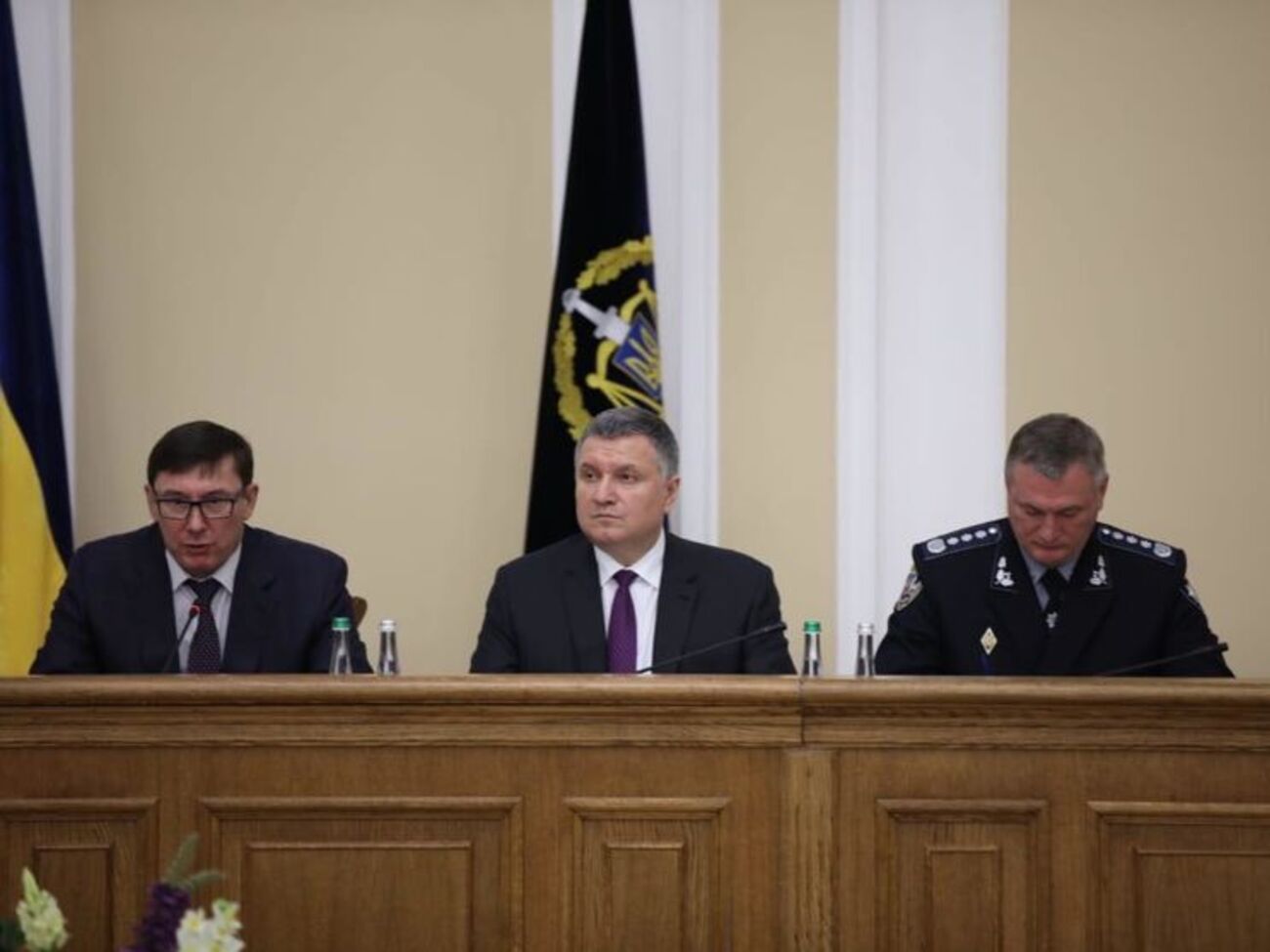 Аваков (посередині): ЦВК зареєструвала 305 іноземних спостерігачів на виборах