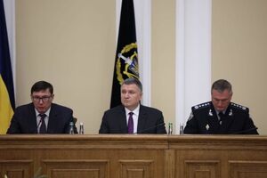 Аваков (посередині): ЦВК зареєструвала 305 іноземних спостерігачів на виборах