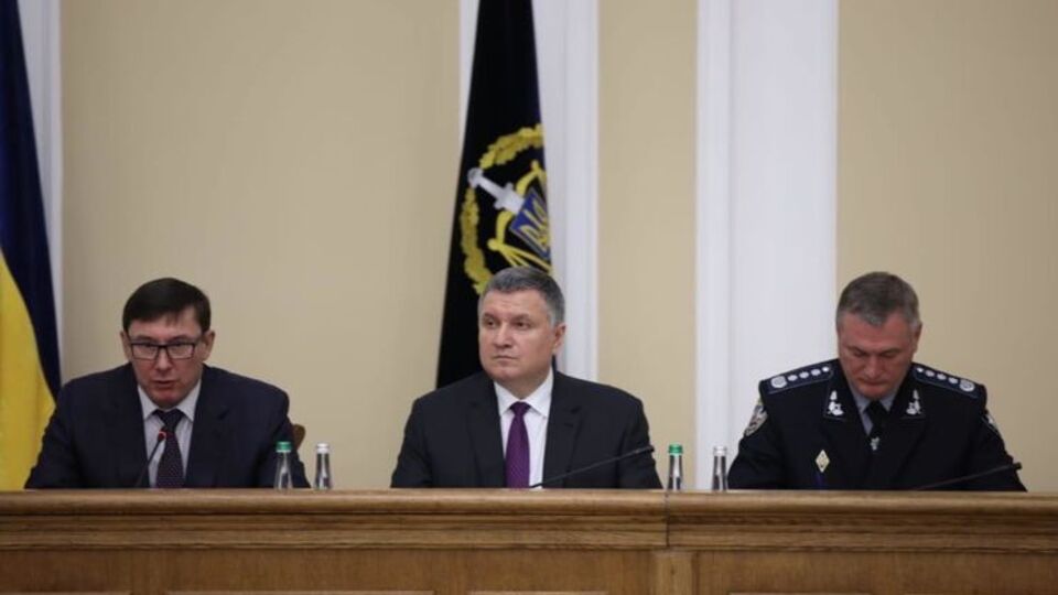 Аваков (посередині): ЦВК зареєструвала 305 іноземних спостерігачів на виборах