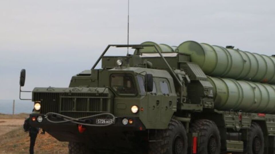Зенитный ракетный комплекс С-400 "Триумф" предназначен для поражения всех современных и перспективных средств воздушного нападения