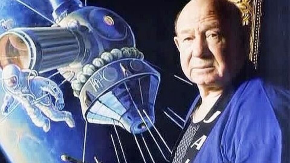 Алексей Леонов является первым человеком, вышедшим в открытый космос