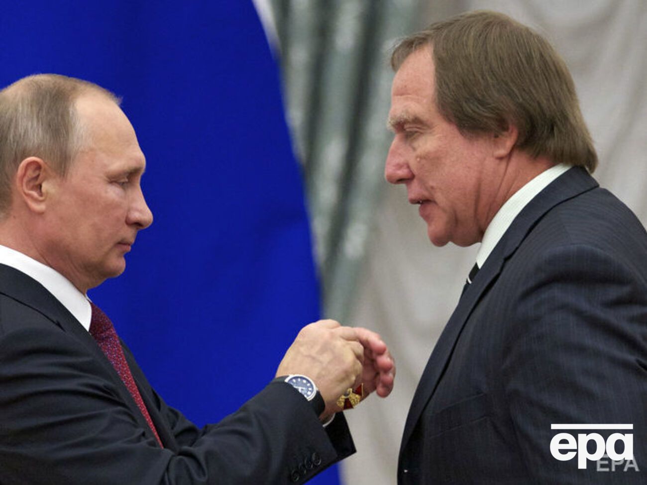 В 2016 году президент РФ Владимир Путин наградил Сергея Ролдугина (справа) орденом "За заслуги перед Отечеством"