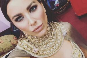 Ані Лорак вийшла на сцену в купальнику