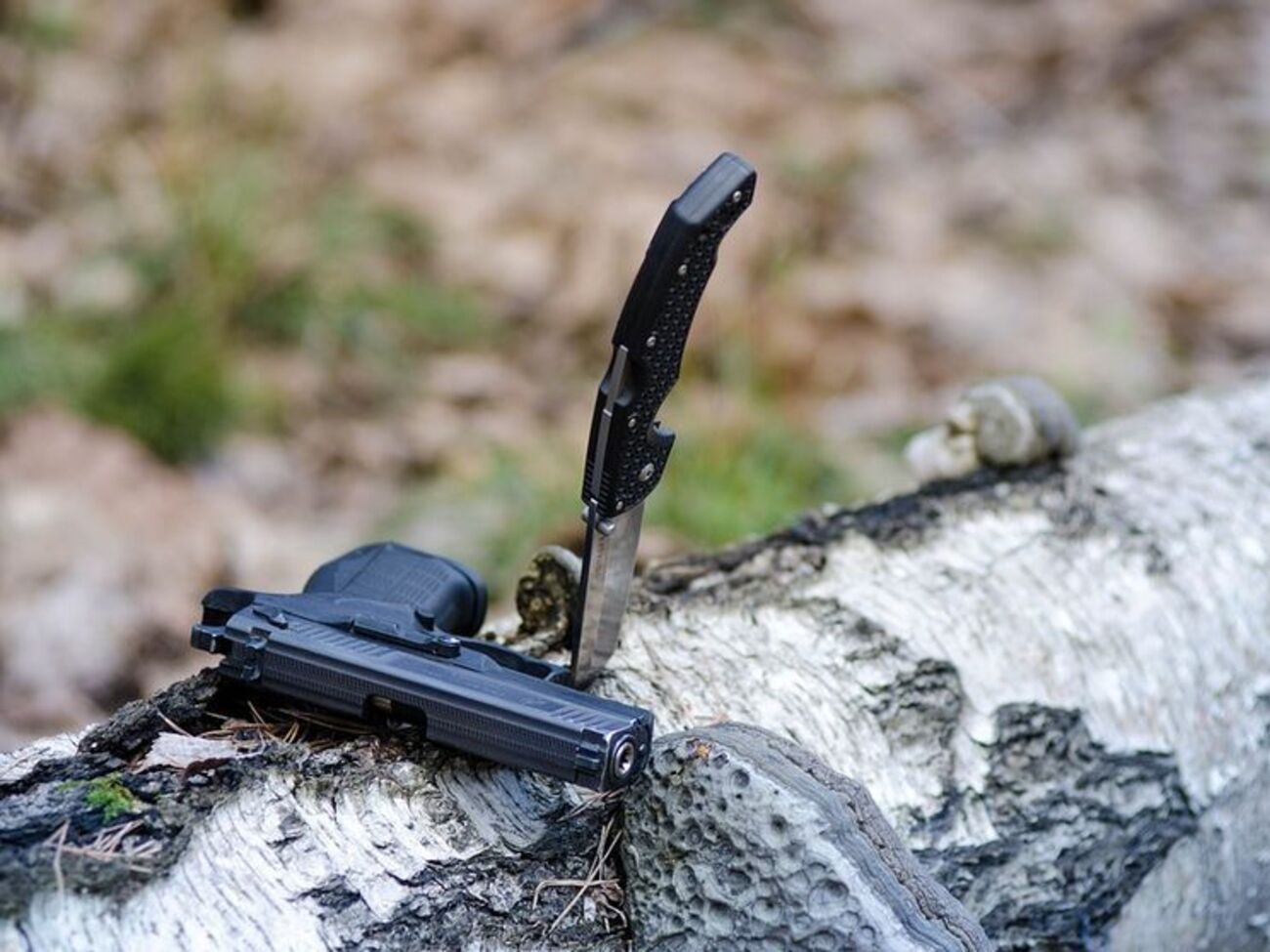 За даними очевидців, у нападника були й ніж, і вогнепальна зброя