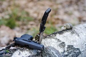 По данным очевидцев, у нападавшего были и нож, и огнестрельное оружие