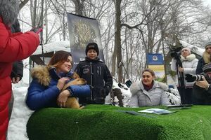 Чтобы узнать, какой будет весна, сурка достают из норы