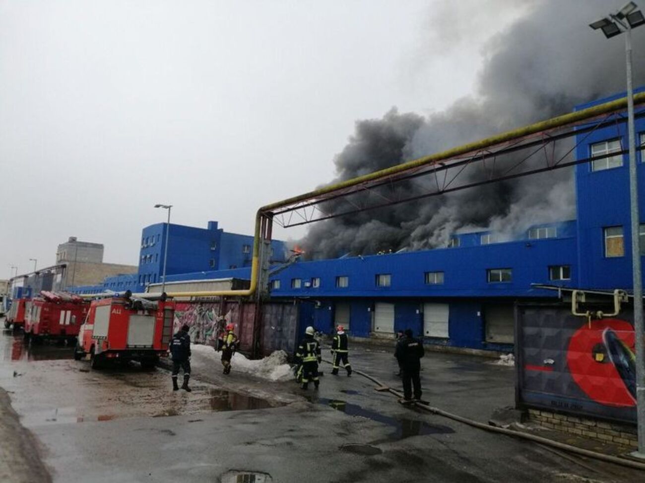 У Києві горять склади