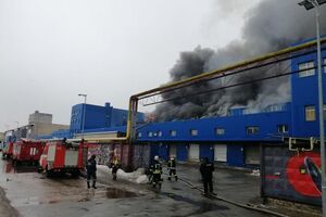 В Киеве горят склады