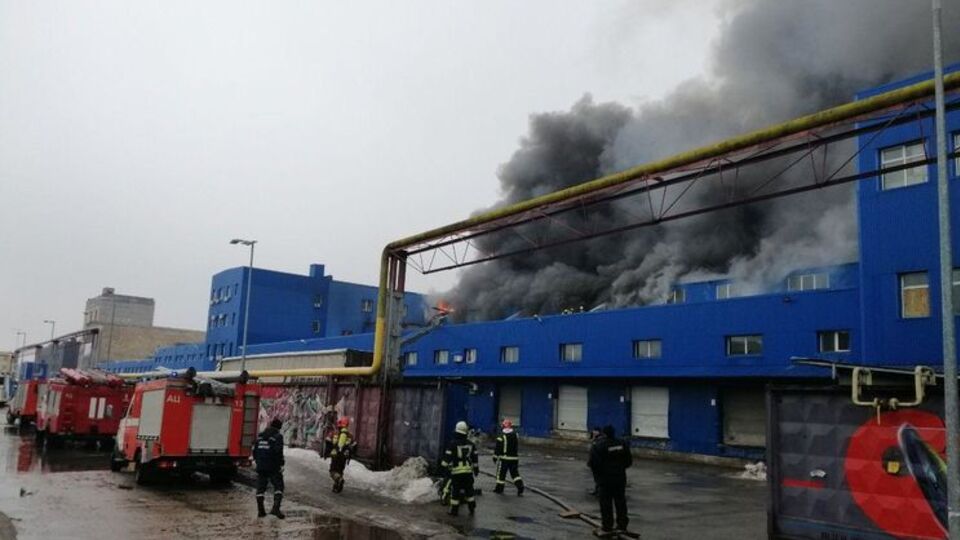 В Киеве горят склады