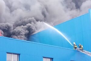 У Києві горять склади