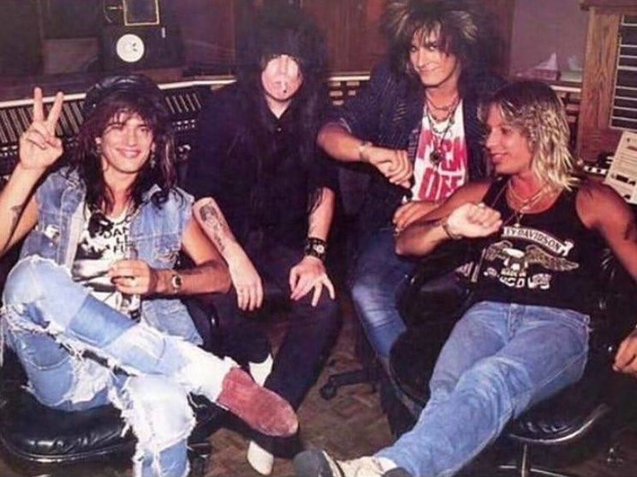 В основі стрічки мемуари Motley Crue
