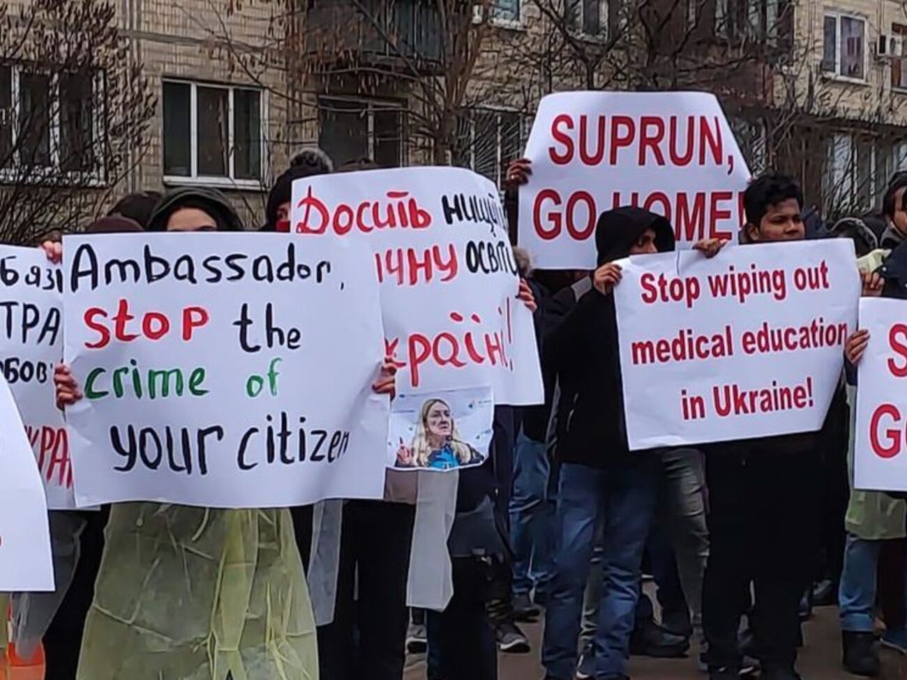 Участники митинга передали в посольство США обращение преподавателей и студентов