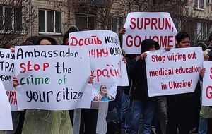 Участники митинга передали в посольство США обращение преподавателей и студентов