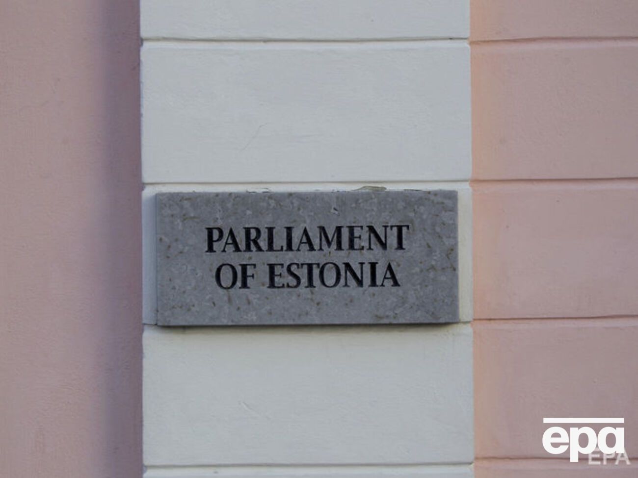 За то, чтобы передать обращение к правительству, проголосовали 56 депутатов парламента Эстонии
