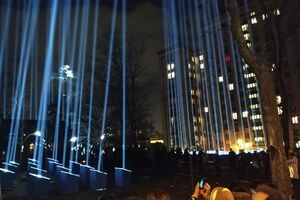 В честь погибших на Евромайдане включили 107 лучей