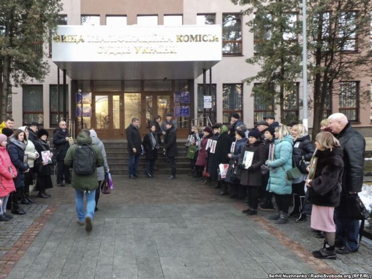 Акция проходила возле входа в здание ВККС