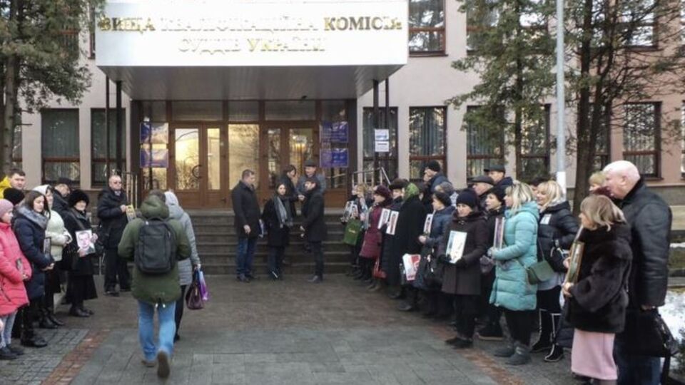 Акція відбувалася біля входу в будівлю ВККС
