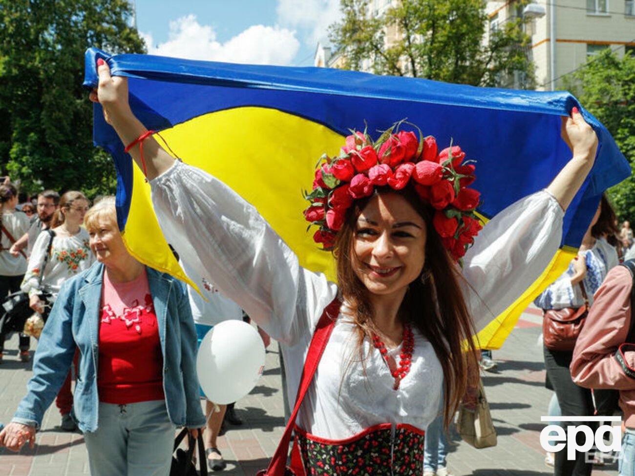 Согласно закону, основы внутренней и внешней политики Украины определяет Верховная Рада, а президент является гарантом реализации стратегического курса государства