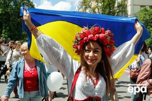 Согласно закону, основы внутренней и внешней политики Украины определяет Верховная Рада, а президент является гарантом реализации стратегического курса государства