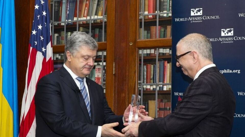 Порошенко (слева): Считаю награду признанием наших усилий