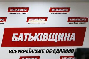 За даними СБУ, до складу злочинної групи з утручання у вибори під керівництвом нардепа увійшли громадяни РФ та України. ЗМІ пишуть, що йдеться про депутата від "Батьківщини"
