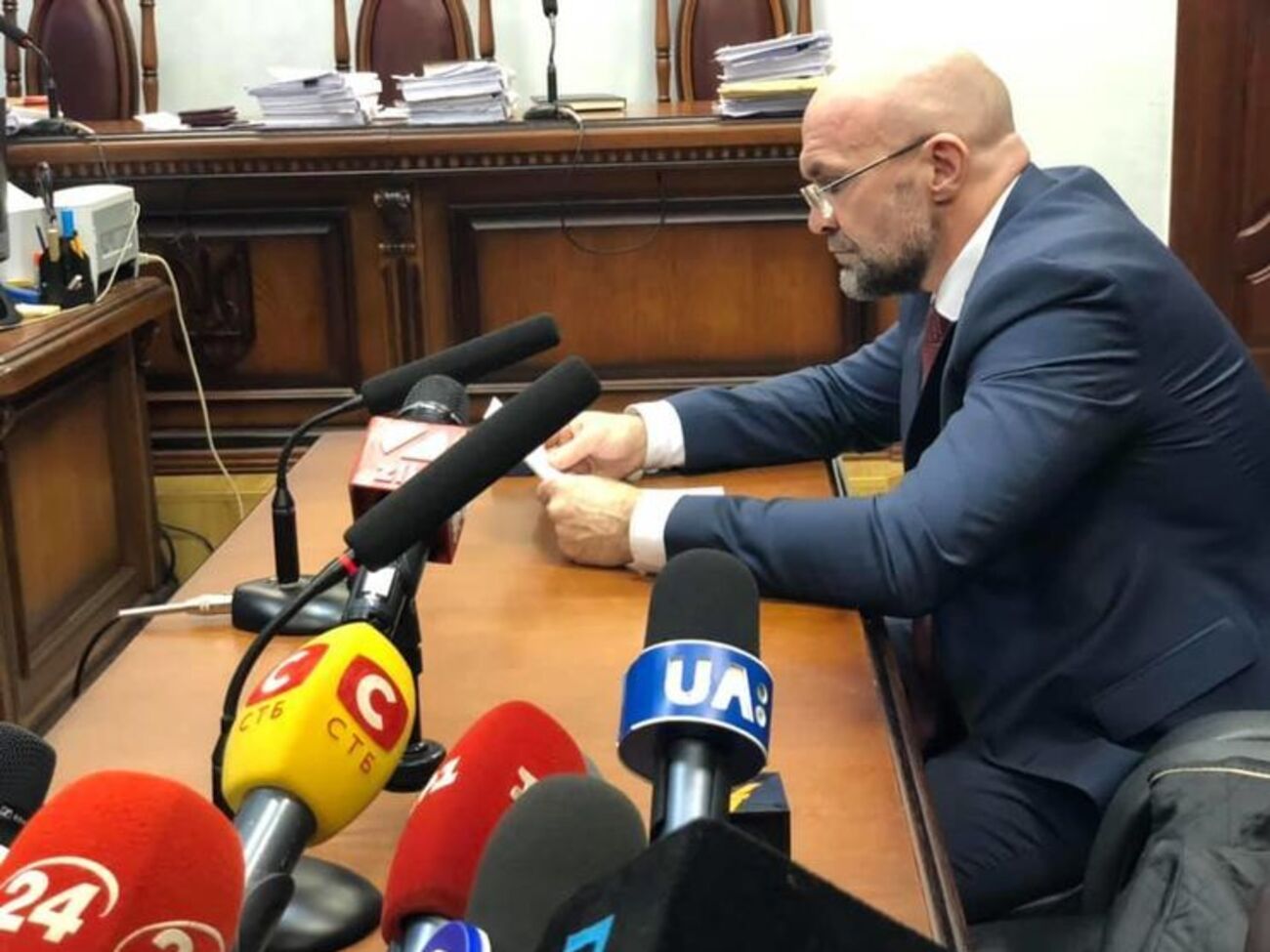 Мангер заявив, що його адвокати не одержували повістки в суд