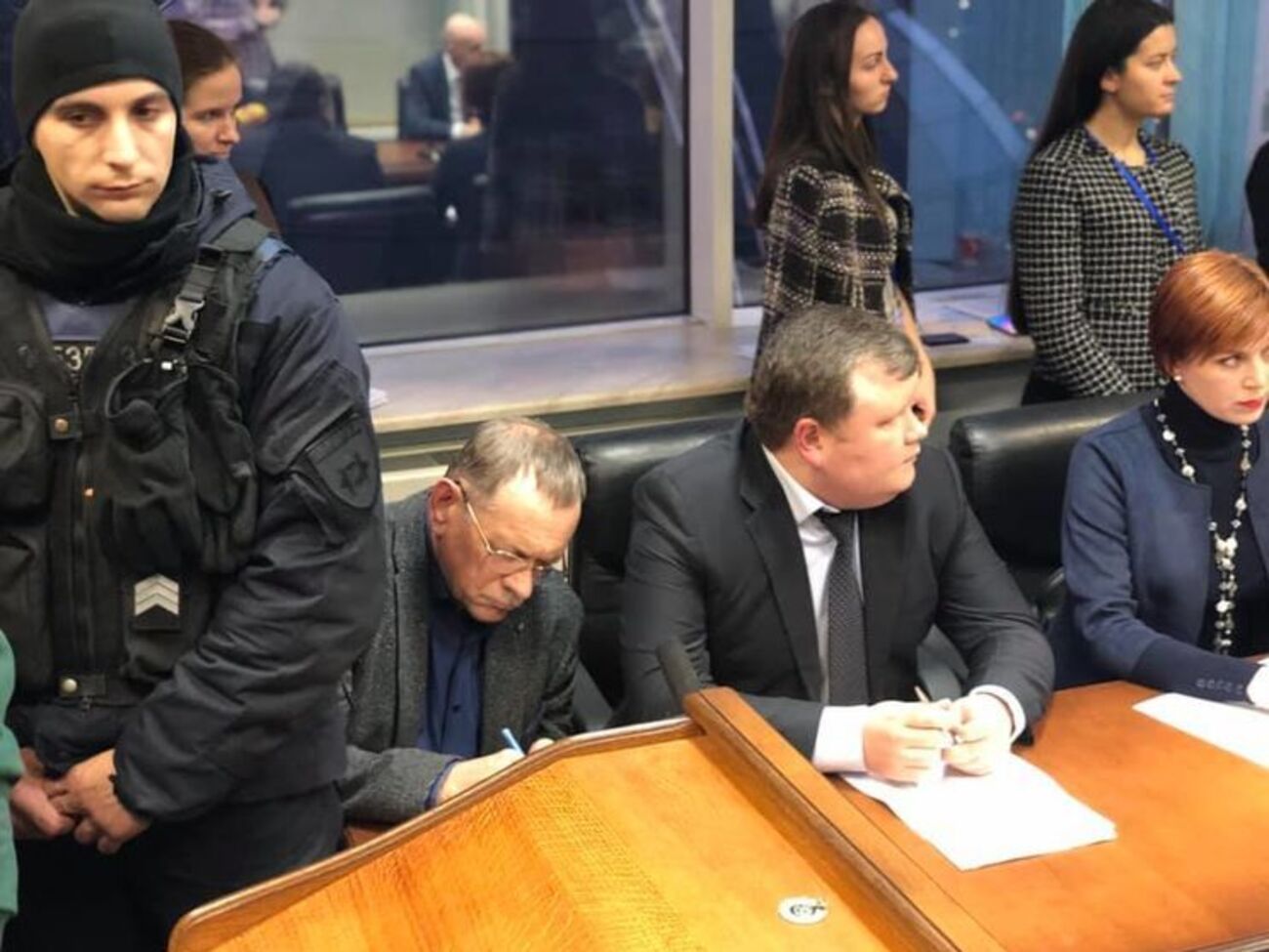 Виктор Гандзюк (второй слева) пришел на заседание суда, который должен был рассмотреть апелляцию на освобождения Мангера под залог