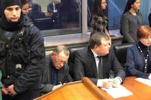 Віктор Гандзюк (другий зліва) прийшов на засідання суду, який мав розглянути апеляцію на звільнення Мангера під заставу