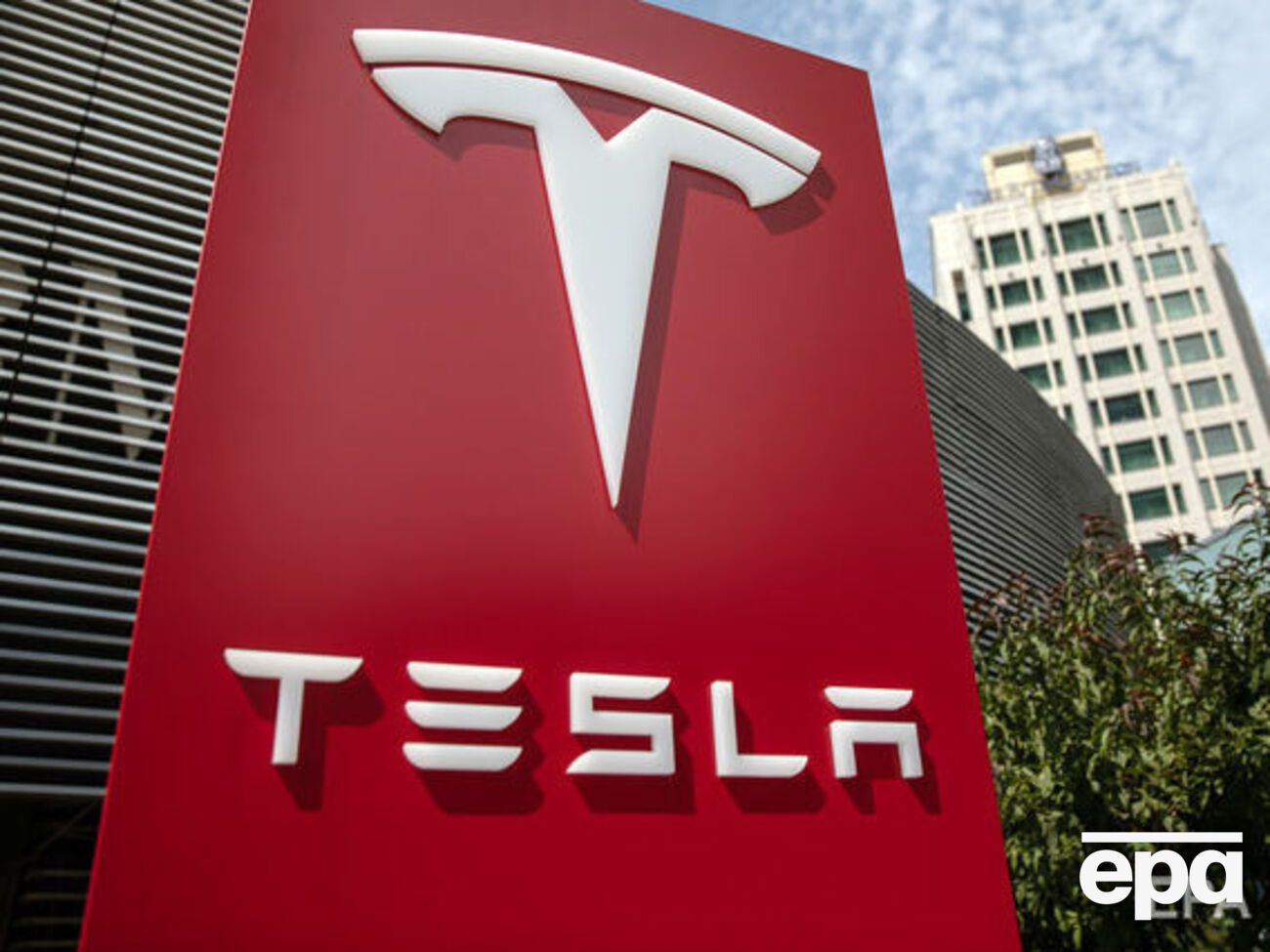 Подозреваемые открыли фальшивое представительство Tesla Motors Inc в Украине